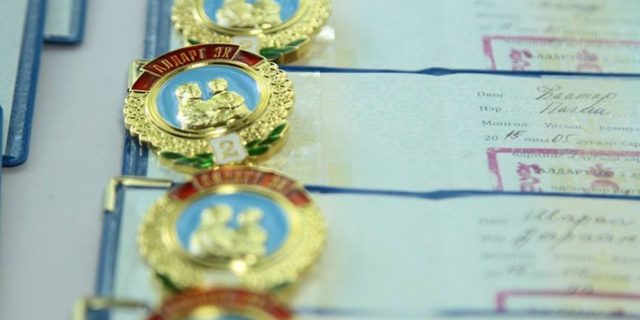 Гадаад улсад суугаа “Алдарт эхийн одон” авах болзол хангасан эхчүүд АНХААР