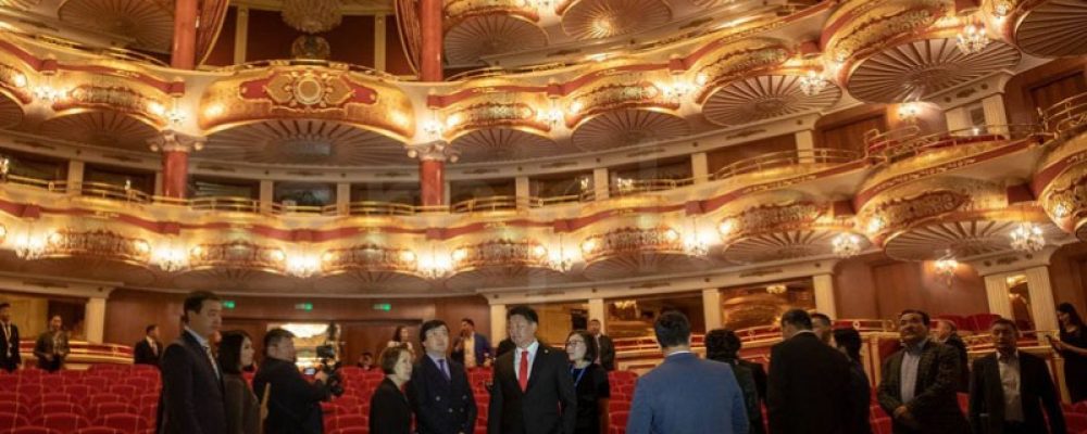 Ерөнхий сайд Казахстаны дуурь бүжгийн театр, үндэсний музейтэй биечлэн танилцав