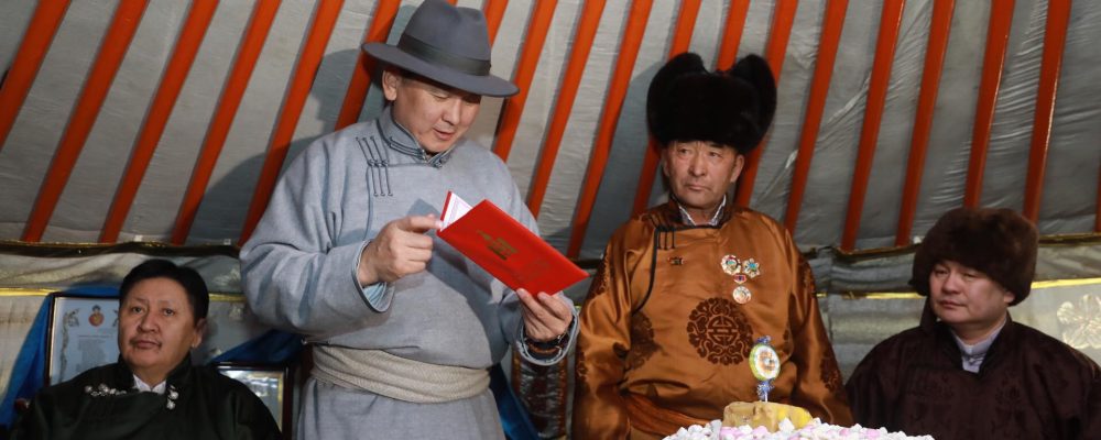 ФОТО: Монгол улсын АВАРГА МАЛЧИД Ерөнхий сайдаас шагналаа гардлаа