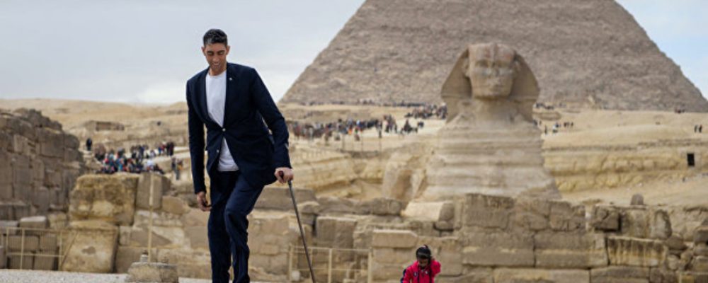 Египетийн пирамидын дэргэд Дэлхийн хамгийн өндөр болон хамгийн намхан хоёр хүн уулзжээ