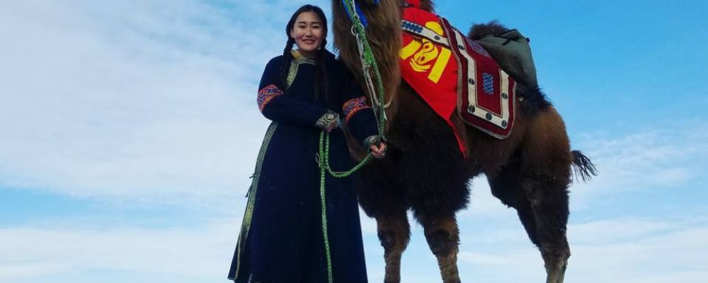 ФОТО: Аялагч Байгальмаа Монголоос Лондон хүртэл тэмээн жингээр аялж байна