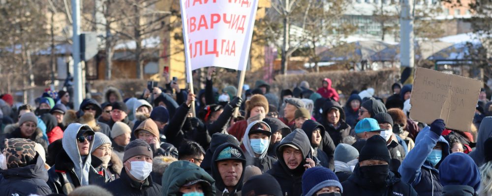 Мянга мянган иргэд Монгол Улсын Засгийн газрыг огцрохыг шаардан жагсав.