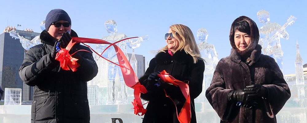 Төв талбайд талбайд Их Британийн Парламентийн ордныг мөсөөр урлажээ